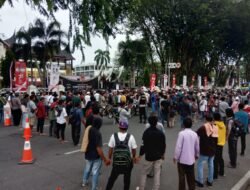 Ratusan Massa Aksi Gabungan Masyarakat dan Mahasiswa Kembali Gelar Aksi Hari ke 2 di Kantor Gubernur