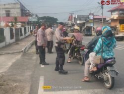 Polsekta Payakumbuh Berbagi Takjil Kepada Masyarakat Jelang Berbuka Puasa
