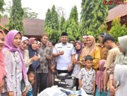 Bupati Dharmasraya hadir dan memberikan Bantuan untuk Korban Banjir Pesisir selatan