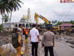 Bupati Dharmasraya Serahkan Bantuan untuk Warga Korban Banjir Bandang dan Galodo