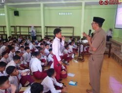 KOMINFO SOSIALISASIKAN CERDAS BERMEDIA SOSIAL DI SMPN 1 KECAMATAN HARAU