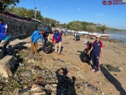 Bakamla RI Clean Up Pesisir Pantai Nelayan di Oesapa Kupang