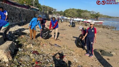 Bakamla RI Clean Up Pesisir Pantai Nelayan di Oesapa Kupang/Humas Bakamla RI