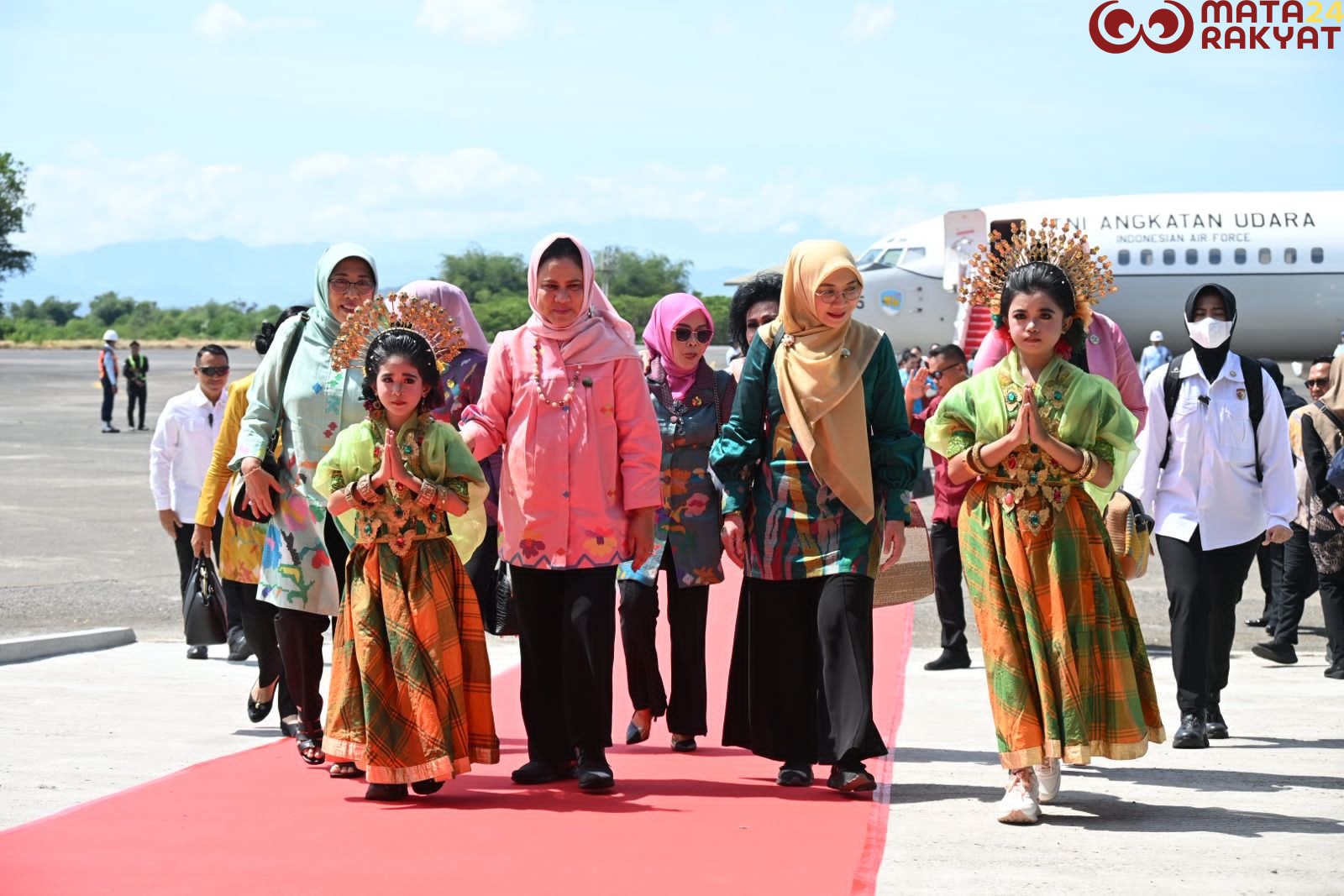 Ketua Pia Ardhya Garini Cabang 7 D/II Lanud Sultan Hasanuddin Sambut Kedatangan Ibu Negara dan Ibu Wapres/Pen Hnd