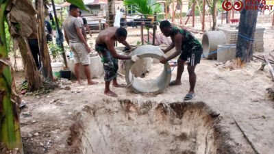 Satgas TMMD Ke-122 Kodim 1805/Raja Ampat Memasang Cincin Sumur Gali di Kampung Saporkren/Pen Kodim 1805/Raja Ampat