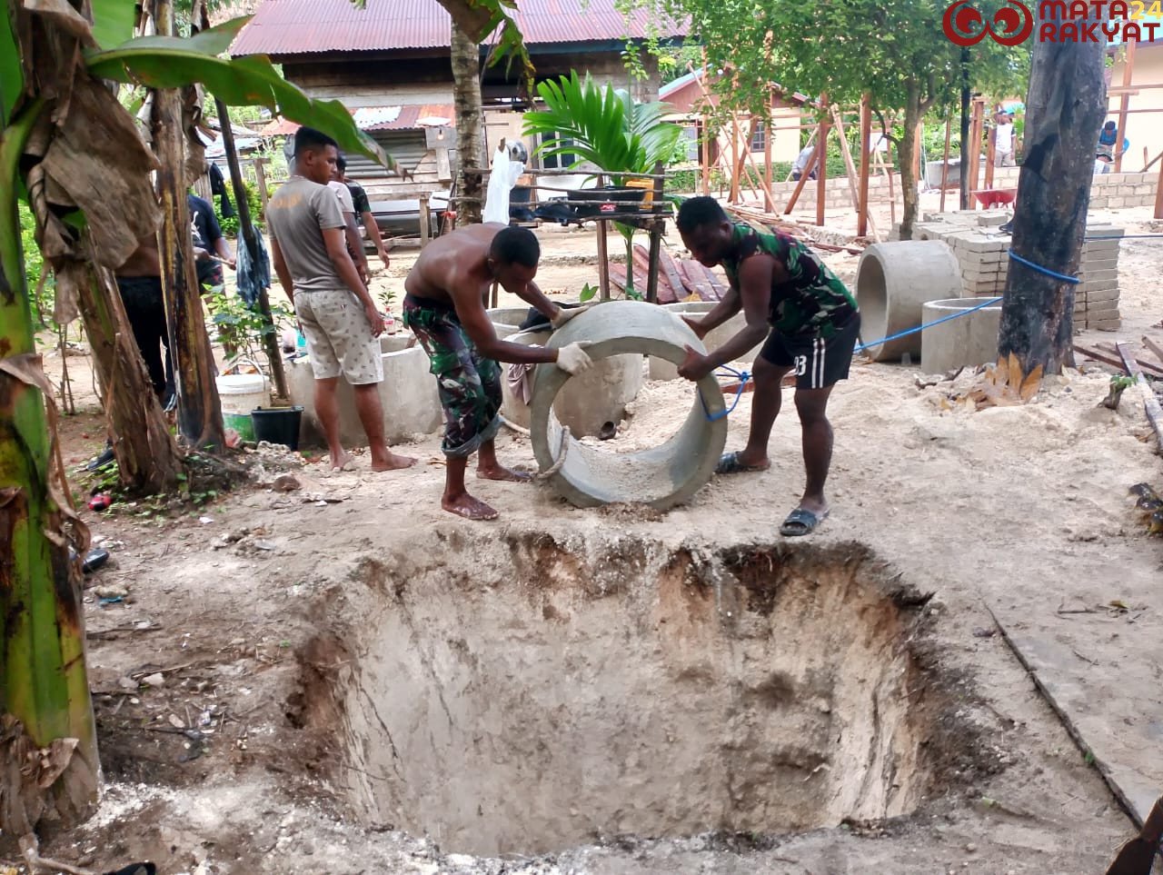 Satgas TMMD Ke-122 Kodim 1805/Raja Ampat Memasang Cincin Sumur Gali di Kampung Saporkren/Pen Kodim 1805/Raja Ampat