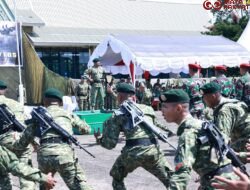 Kadisops Lanud Sultan Hasanuddin Sematkan Bravet Para Dasar Kepada Prajurit Brigif 3/Tri Budi Sakti Divisi Infanteri 3 Kostrad