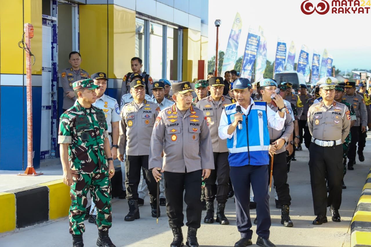 Panglima TNI bersama Kapolri Tinjau Kesiapan Arus Mudik Nataru 2025 di Tol Prambanan/Puspen TNI