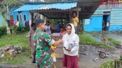 Dukung Program Penurunan Angka Stunting, Babinsa Koramil Mapurujaya Bagikan Susu Kepada Ibu Hamil/Puspen TNI