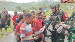 Satgas Yonif 715/Mtl laksanakan Jumat Berkah dengan Berbagi Makanan kepada Anak Binaan/Puspen TNI