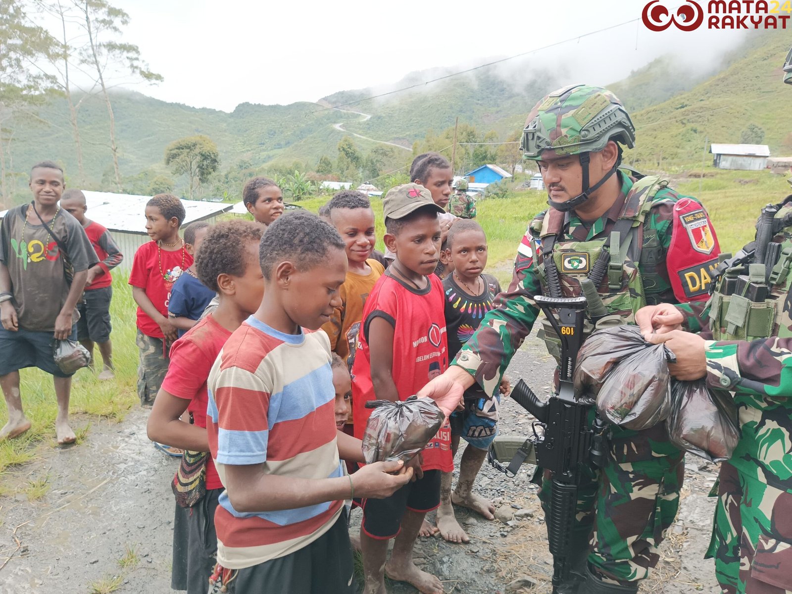 Satgas Yonif 715/Mtl laksanakan Jumat Berkah dengan Berbagi Makanan kepada Anak Binaan/Puspen TNI