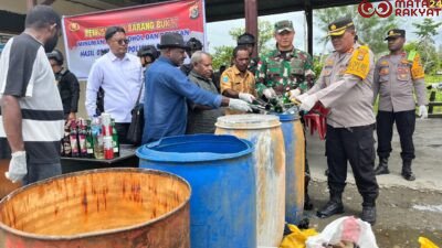 Dandim 1715/Yahukimo dan Kapolres Yahukimo Musnahkan Minuman Keras Hasil Patroli Gabungan TNI-POLRI di Yahukimo/Puspen TNI