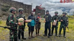 Satgas Yonif 715/Motuliato Bagikan sembako kepada Masyarakat di Puncak Jaya, Papua/Puspen TNI