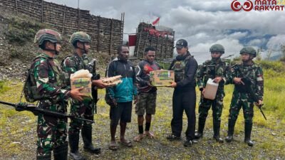 Satgas Yonif 715/Motuliato Bagikan sembako kepada Masyarakat di Puncak Jaya, Papua/Puspen TNI