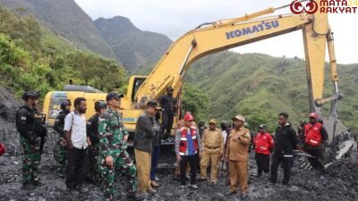 Dandim 1714/PJ Dampingi Pj Bupati Puncak Jaya Tinjau Langsung Jalan Longsor di Distrik Kalome/Pen Kodim 1714/PJ