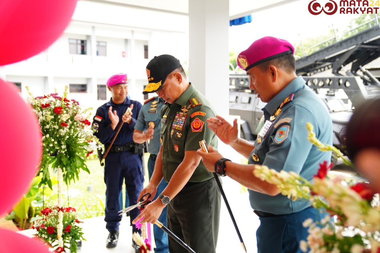 Panglima TNI Resmikan Gedung Trisula Denjaka dan Serahkan Ransus Mobile Dual Ramp System/Puspen TNI