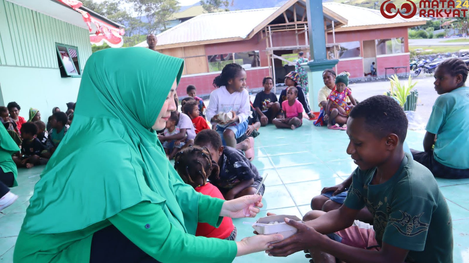 Persit KCK Cabang XLI, Kodim 1714/PJ Peduli Pengungsi/Puspen TNI