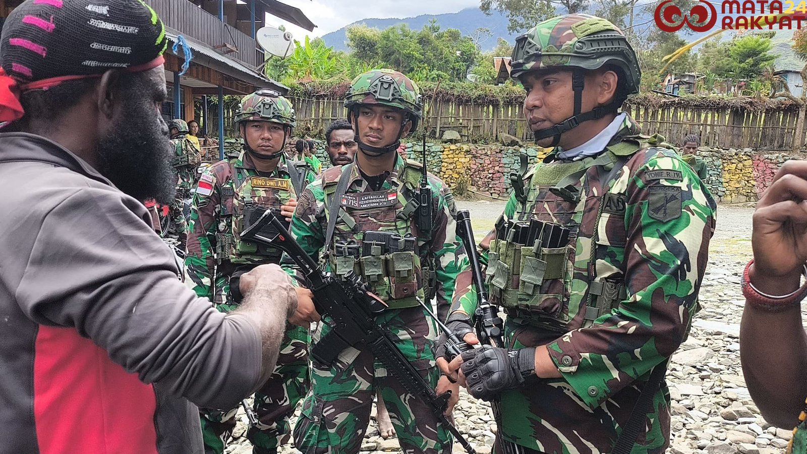 Satgas Yonif 715/Mtl Berkunjung ke Rumah-Rumah/Puspen TNI