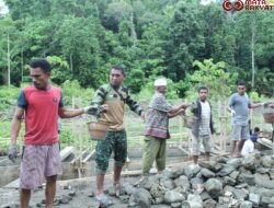 Kekompakan TNI dan Masyarakat Dalam Pembangunan Talud Pada Hari Ke-5 TMMD Kodim 1510/Sula