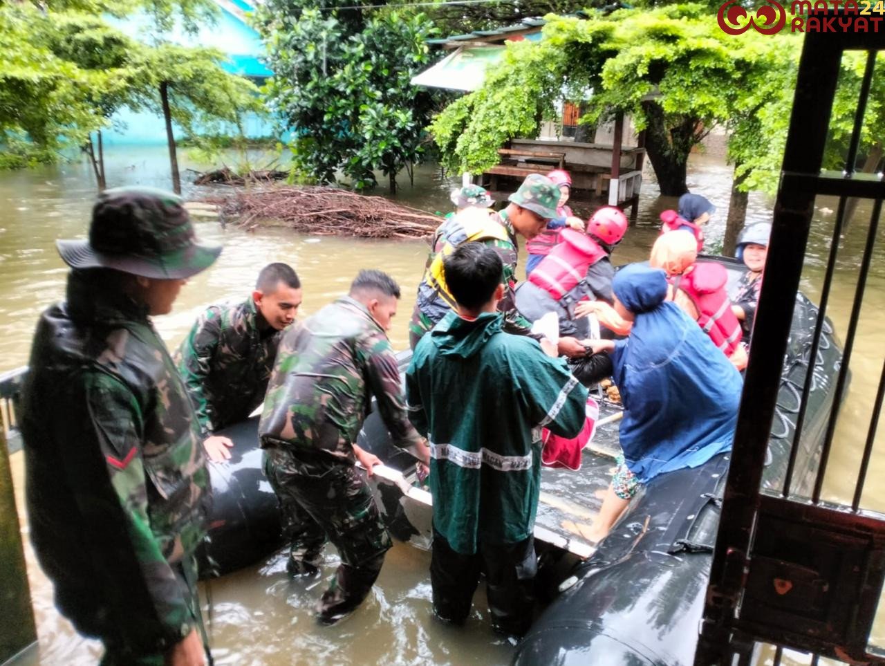 Pasukan Yonko 466 Kopasgat Bantu Evakuasi Warga Makassar Terdampak Banjir/ Penkoopsud II