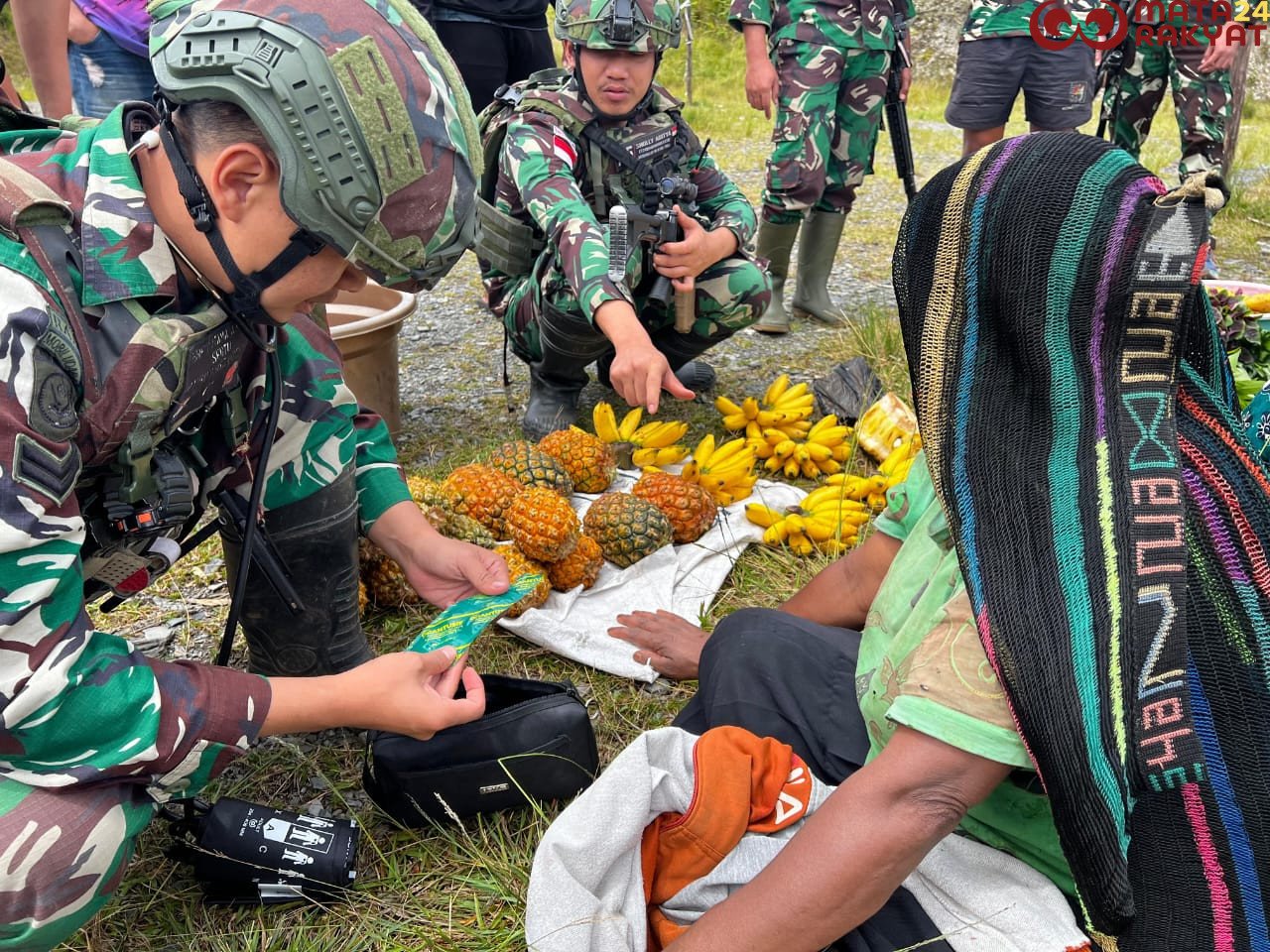 Satgas Yonif 715/Mtl Lakukan Pendekatan ke Masyarakat Puncak Jaya/Puspen TNI