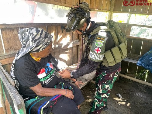 Satgas Yonif 112/ DJ Bagikan Paket sembako dan Baju Layak Pakai kepada Warga Wadenggombak/Puspen TNI