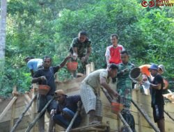 Semangat Warga Desa Malbufa Dalam Pengecoran Bak Air Program TMMD Ke-123 Kodim 1510/Sula