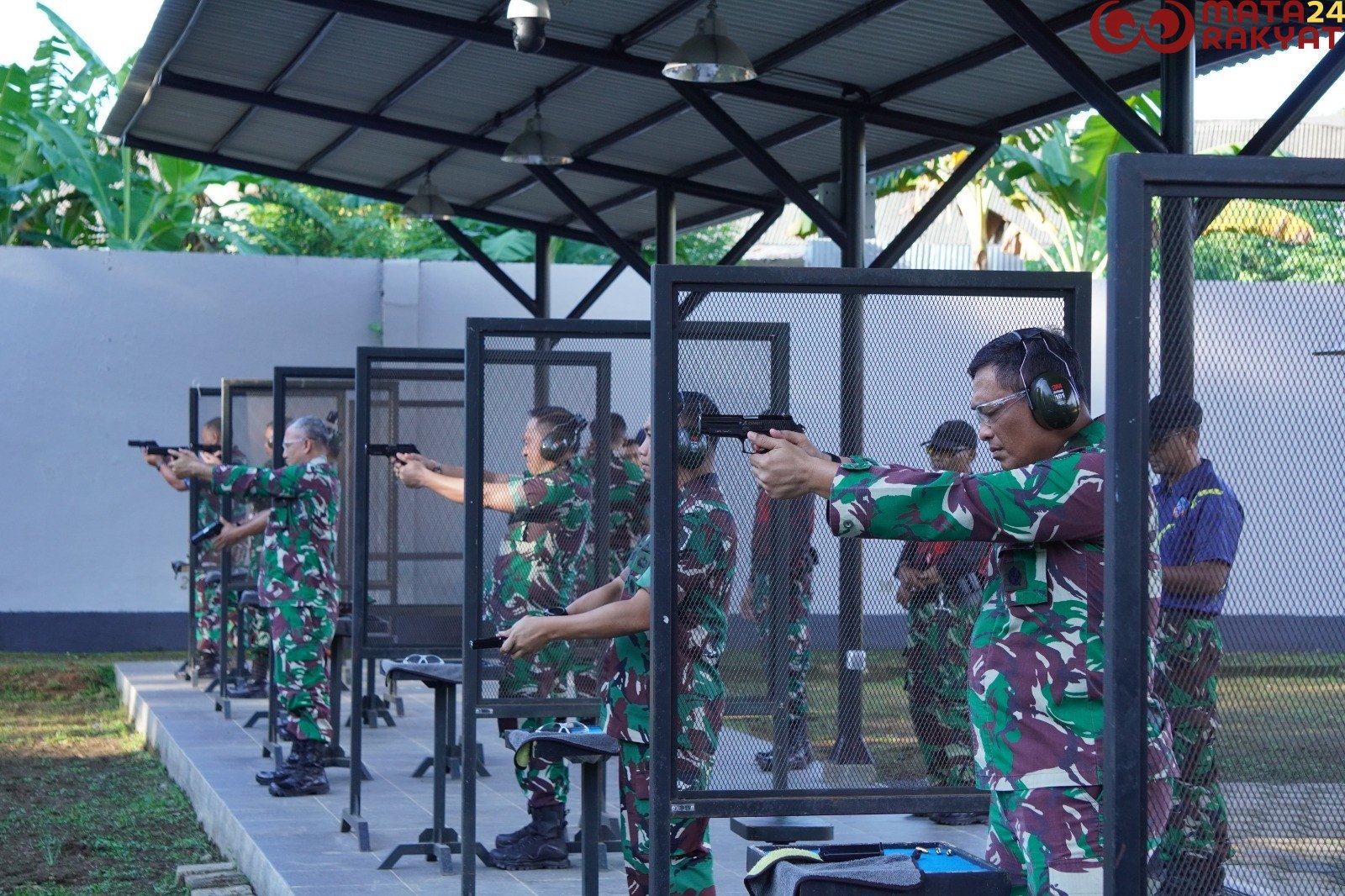 Personel Makoopsud II Laksanakan Latihan Menembak di Lapangan Tembak Atmadji, Lanud HND Makassar/Pen Koopsud II