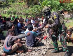 Hidup Toleransi Dan Berbagi Kasih Dengan Masyarakat Satgas Yonif 112/DJ Berikan Bantuan di Distrik Tinggi Nambut