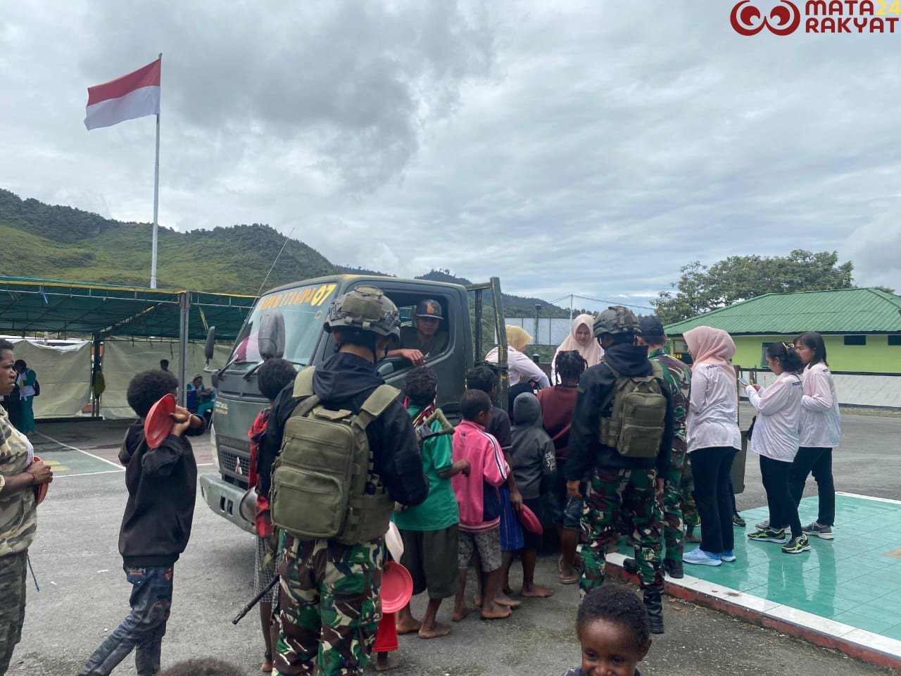 Yonif 112/DJ Bersama Kodim 1714 Puncak Jaya Membagikan Logistik dan Pengobatan Kepada Pengungsi/Puspen TNI