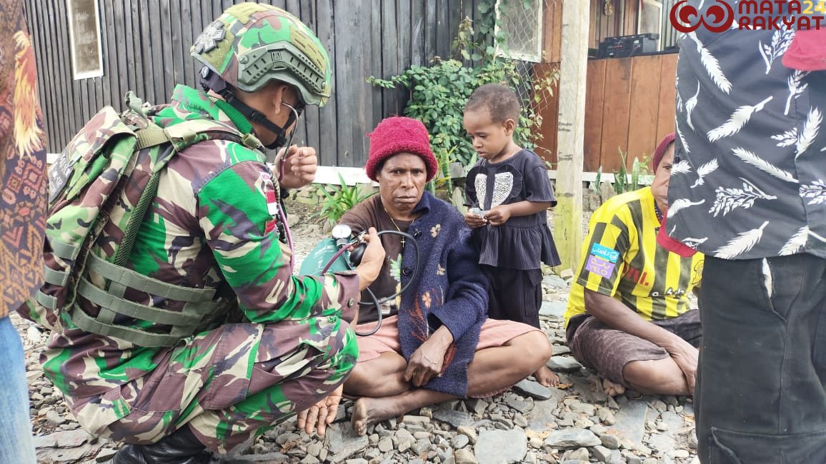 Satgas Yonif 715/Mtl Proaktif Cek Kesehatan Kerumah-Rumah/Puspen TNI