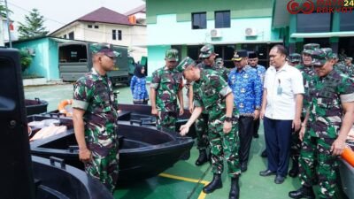 TNI Salurkan 70 Boat Polyethylene untuk Bantu Penanggulangan Banjir di Bekasi/Puspen TNI