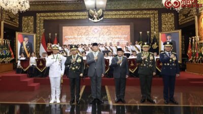 Panglima TNI Sematkan Bintang Yudha Dharma Utama Kepada Menhan RI/Puspen TNI