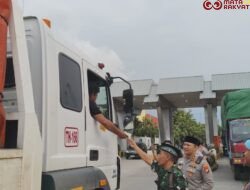 Sinergitas TNI – Polri, Berbagi Kebahagian Bagikan Makanan Buka Puasa Kepada Sopir dan Buruh