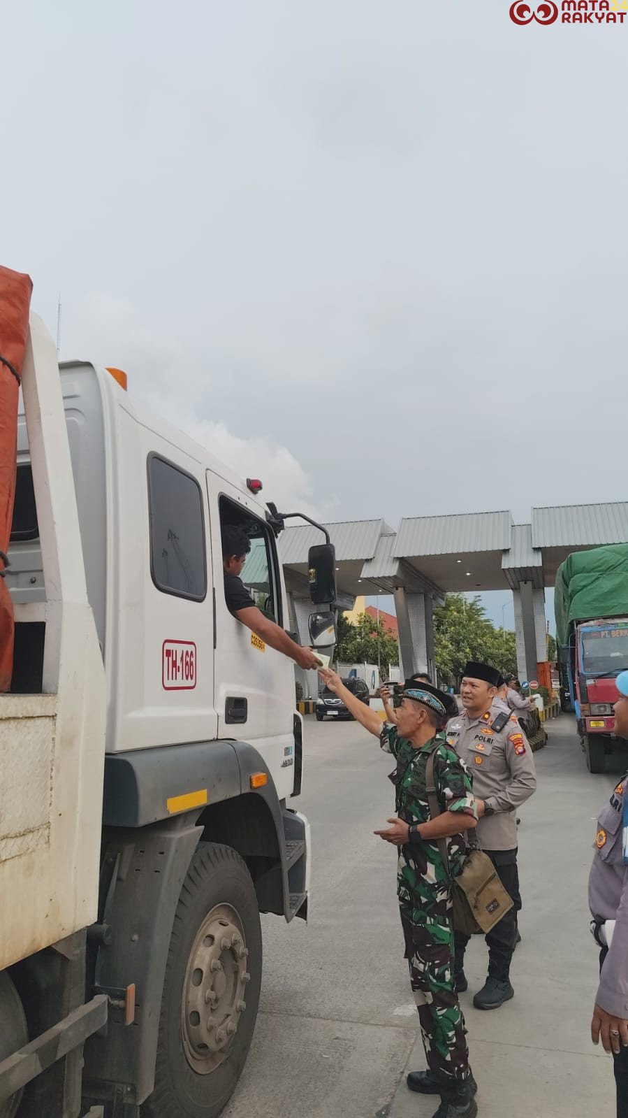 Sinergitas TNI - Polri, Berbagi Kebahagian Bagikan Makanan Buka Puasa Kepada Sopir dan Buruh/ Polres Pelabuhan Priok