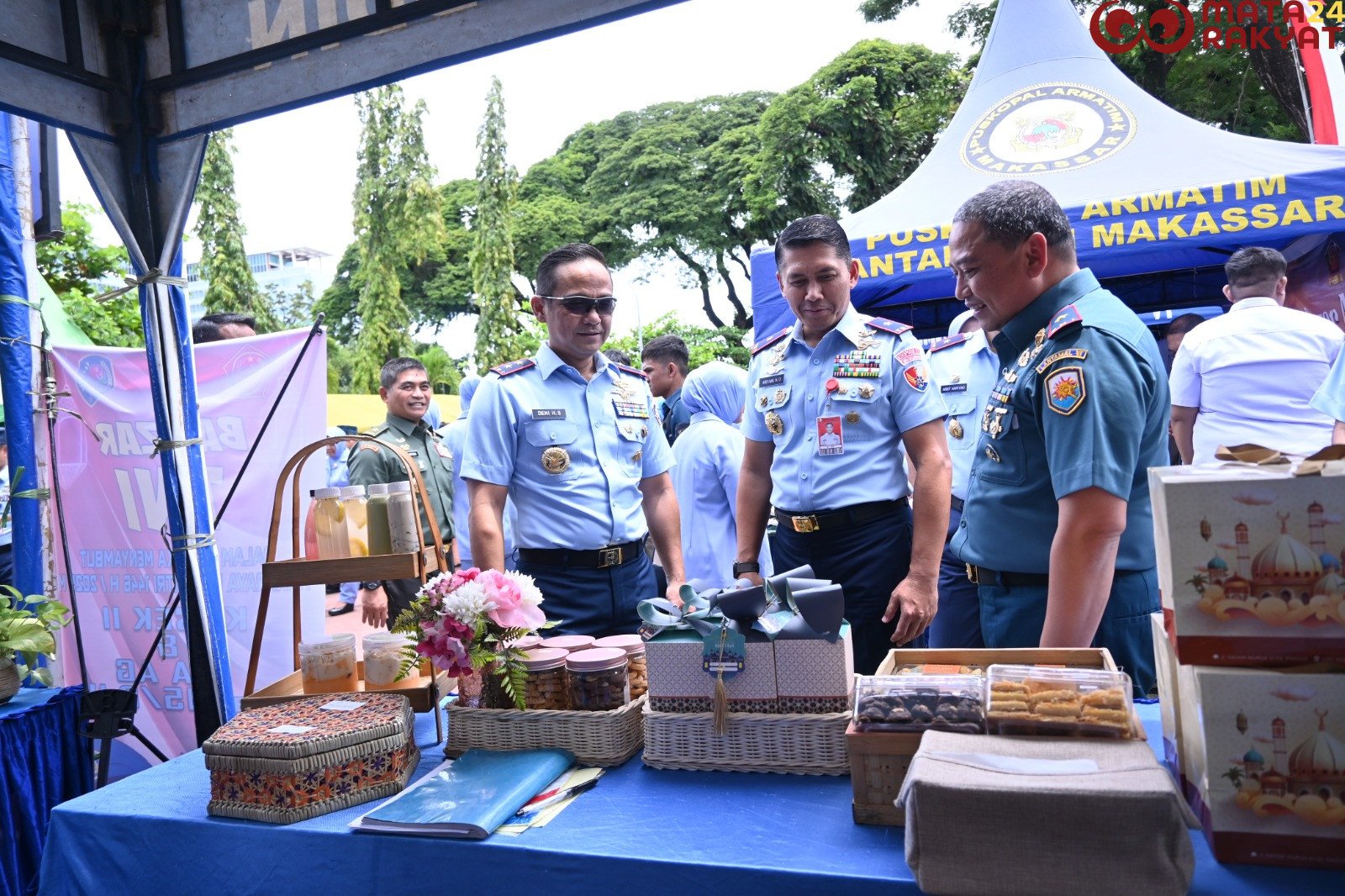 Danlanud Didampingi Ketua Pia Ardhya Garini Cabang 7/D. ll Lanud Sultan Hasanuddin Hadiri Bazar Ramadhan TNI 2025/Pen Hnd