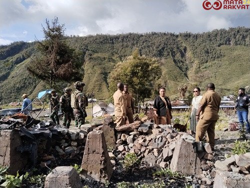 Dansatgas Yonif 112/DJ Bersama PJ. Bupati Puncak Jaya, dan Anggota DPD RI Komite IV Prov. Papua Tengah Kunjungi Korban Konflik Pasca Bentrok di Puncak Jaya/Puspen TNI