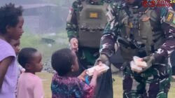 Pos Kampung 55 Pruleme Satgas Yonif 112/DJ Berbagi Dengan Masyarakat Sekitar/Puspen TNI