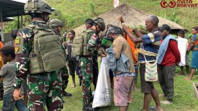 Pos Tinggi Nambut Satgas Yonif 112/Dharma Jaya Bagikan Sarana Penggalangan Kepada Masyarakat Kampung Pagargom/Puspen TNI