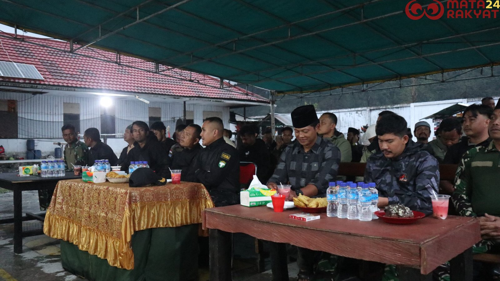 Personel Satgas Yonif 112/DJ Buka Puasa Bersama di Pos Kottis Yonif 715/Motuliato/Puspen TNI
