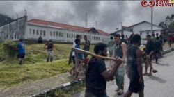 Satgas Yonif 715/Mtl Ajak Warga Gotong-Royong Karya Bhakti di Puncak Jaya/Puspen TNI