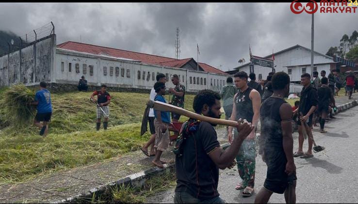Satgas Yonif 715/Mtl Ajak Warga Gotong-Royong Karya Bhakti di Puncak Jaya/Puspen TNI