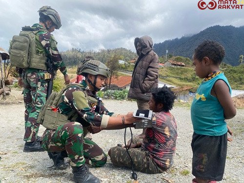 Program Ramadhan Sehat, Satgas Yonif 112/DJ Laksanakan Pelayanan Kesehatan Door To Door di Bulan Puasa/Puspen TNI