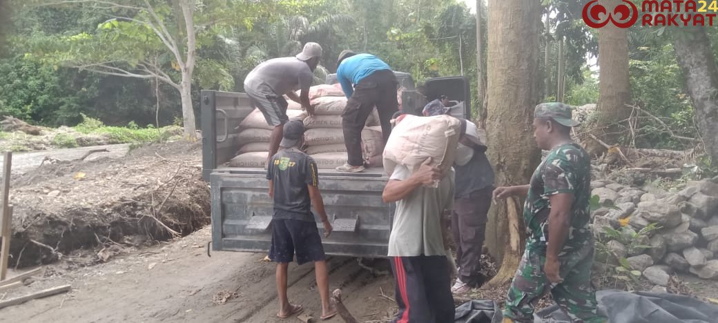 Prajurit TNI Satgas TMMD Ke-123 Kodim 1510/Sula Turunkan Material Semen Untuk Pembangunan Talud/Puspen TNI