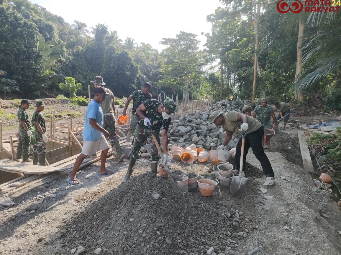 Puasa Tak Menyurutkan Semangat Satgas TMMD 123 Kodim 1510/Sula Di Lapangan/Puspen TNI
