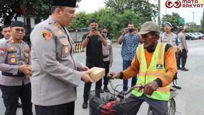 Kapolres Pelabuhan Tanjung Priok, Bagi Takjil dan Beri Himbauan Kamtibmas/Ist