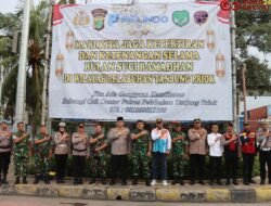Sinergi TNI – Polri, Bagikan Takjil Kepada Masyarakat