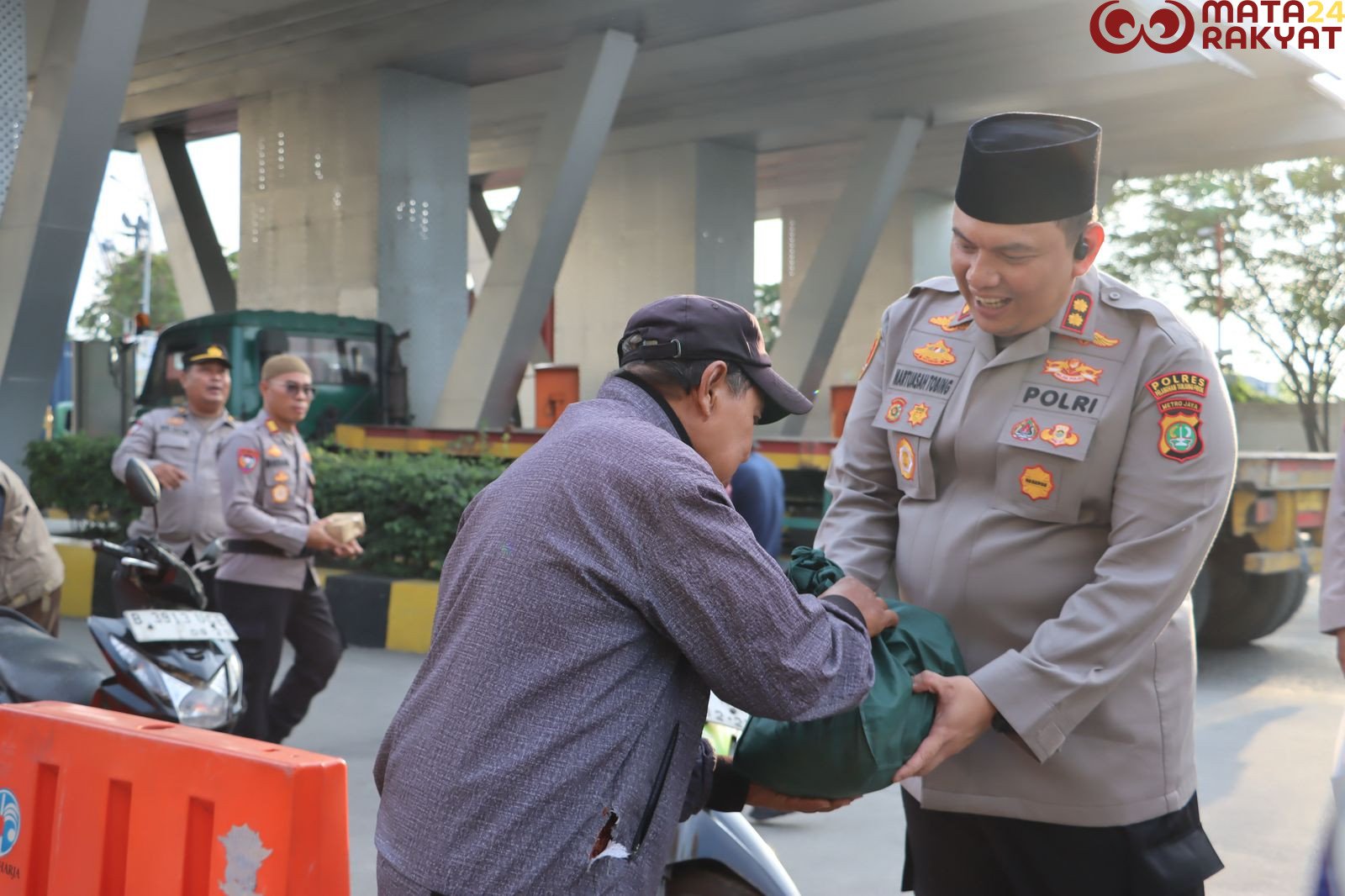 Polri Untuk Masyarakat Ramadhan Penuh Berkah, Kapolres Bagikan Takjil/Polres Pelabuhan Priok