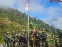 Satgas Yonif 715/Mtl Bersama Warga Kibarkan Bendera Merah Putih di Pelosok Papua