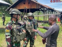 Satgas Yonif 112/DJ Bergotong Royong Bantu Renovasi Rumah Masyarakat di Distrik ILU Puncak Jaya